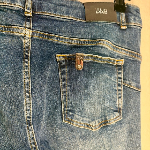 Liu Jo Blue Cropped Jeans with Pearl Details - Picture 4 of 8